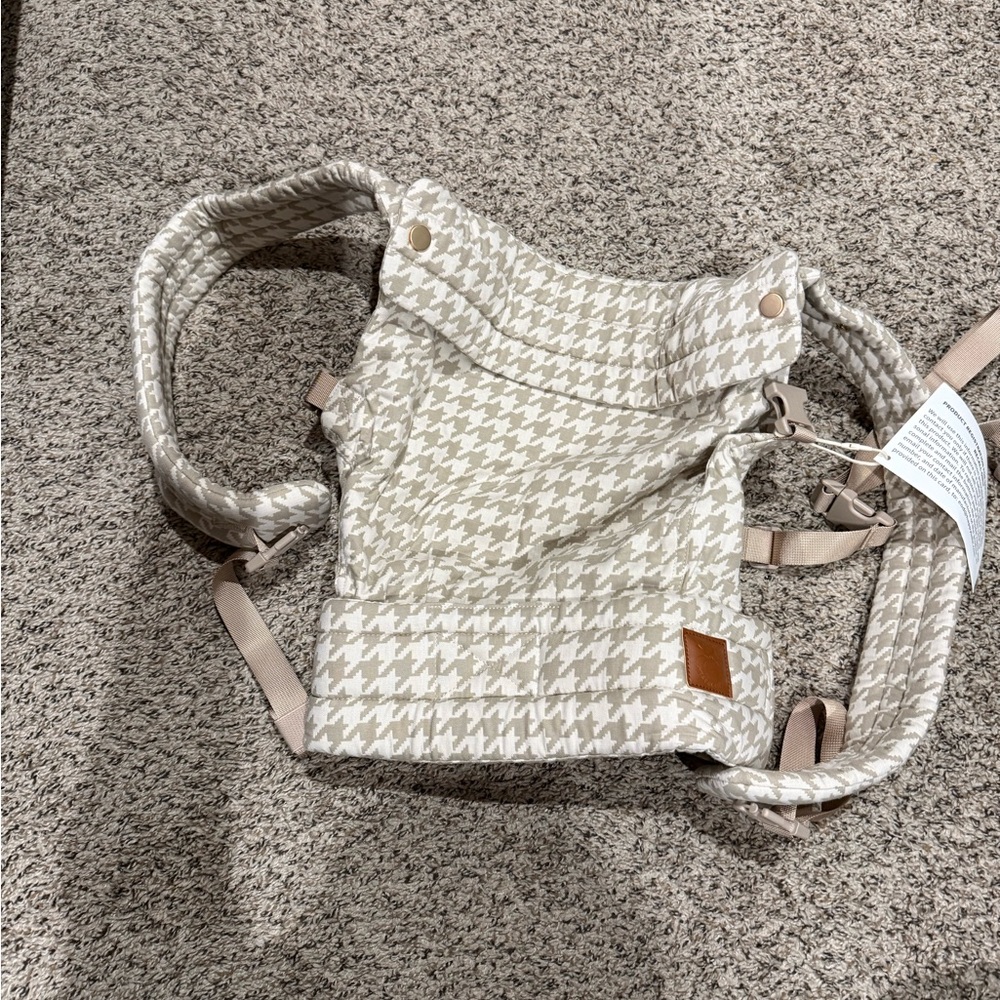 Nest Blanche Ergonomic Carrier in a Houndstooth pattern - Picture 5 of 5